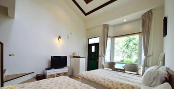 溫馨雙人房  | 高档床上用品、特色家居、办公桌、隔音