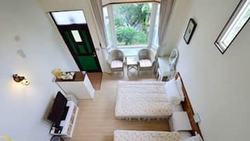 Ropa de cama de alta calidad, muebles diferentes y escritorio