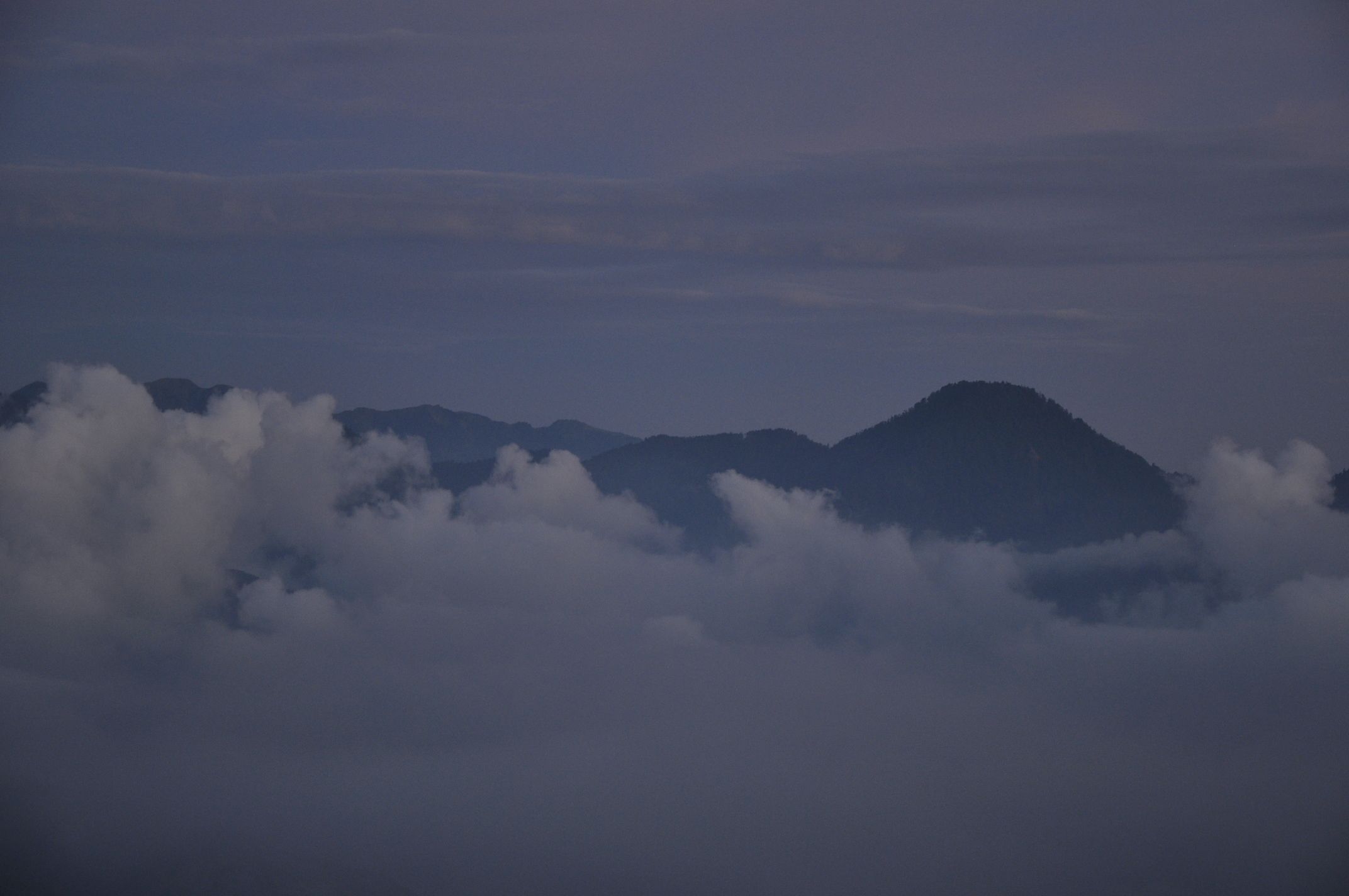 Cordillera con nubes abajo.