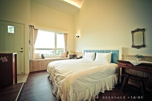 Ropa de cama de alta calidad, muebles diferentes y escritorio 