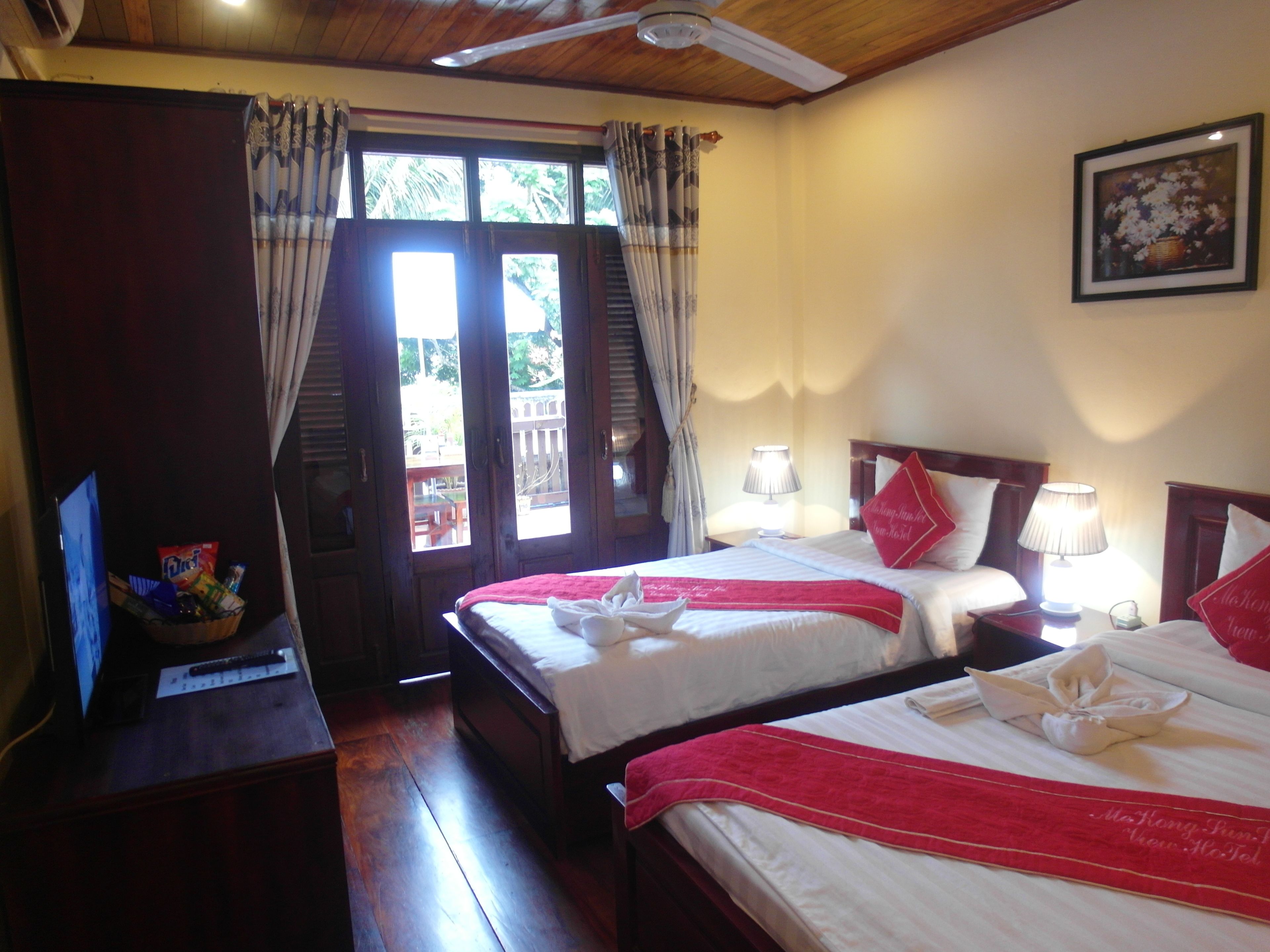 deluxe triple room | minibar, in-room safe, desk, rollaway beds