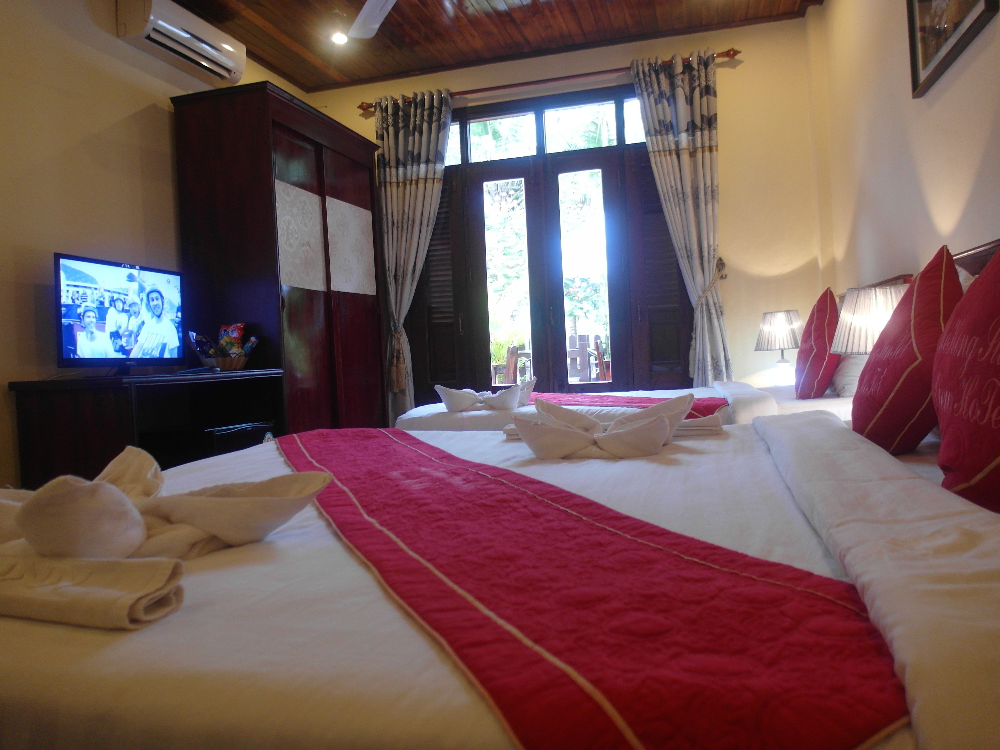 deluxe triple room | minibar, in-room safe, desk, rollaway beds