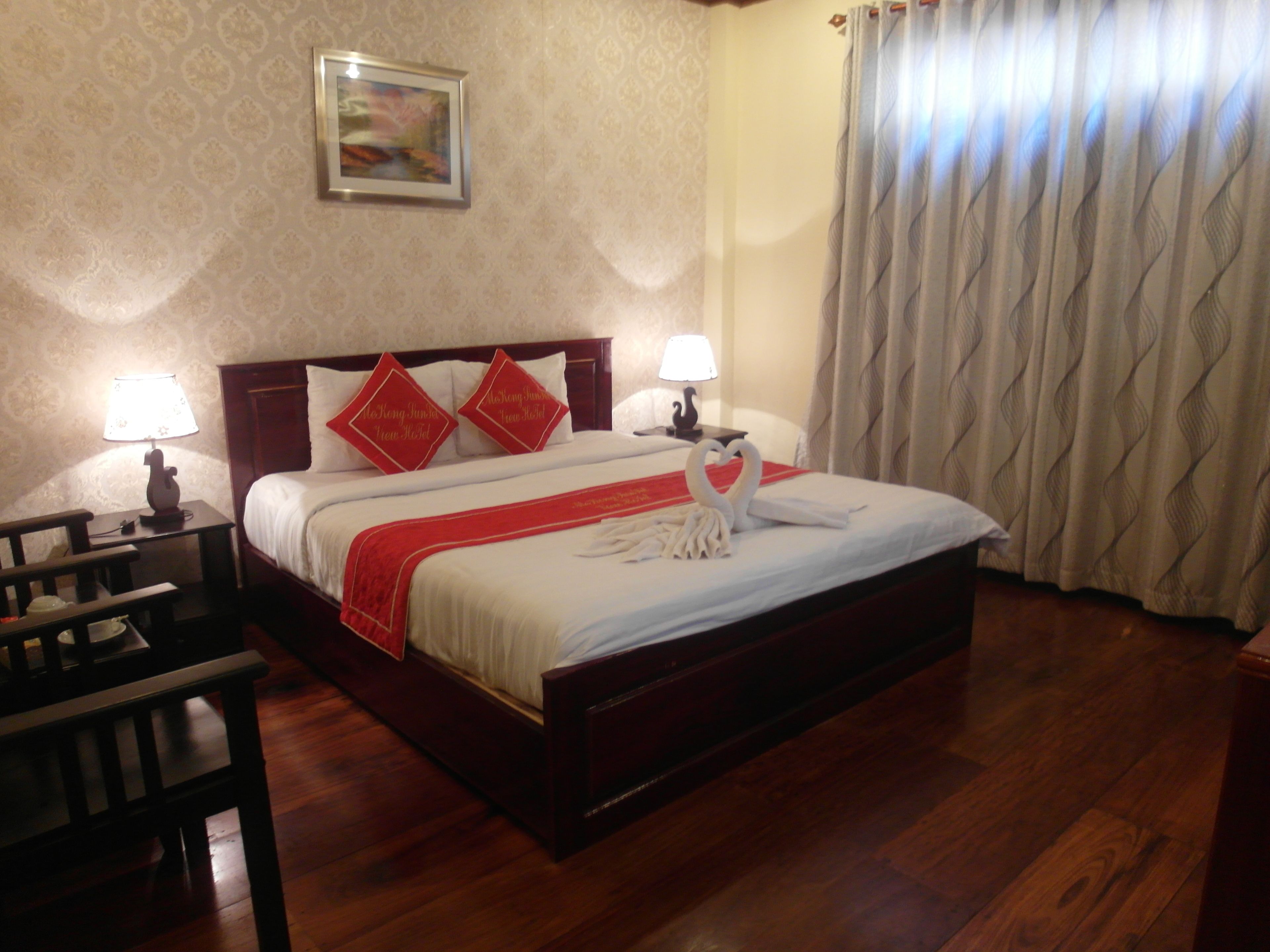 Deluxe tweepersoonskamer, balkon, uitzicht op rivier | Woonkamer | Een 32-inch plasmatelevisie met kabelzenders en televisie