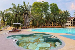 Una piscina al aire libre