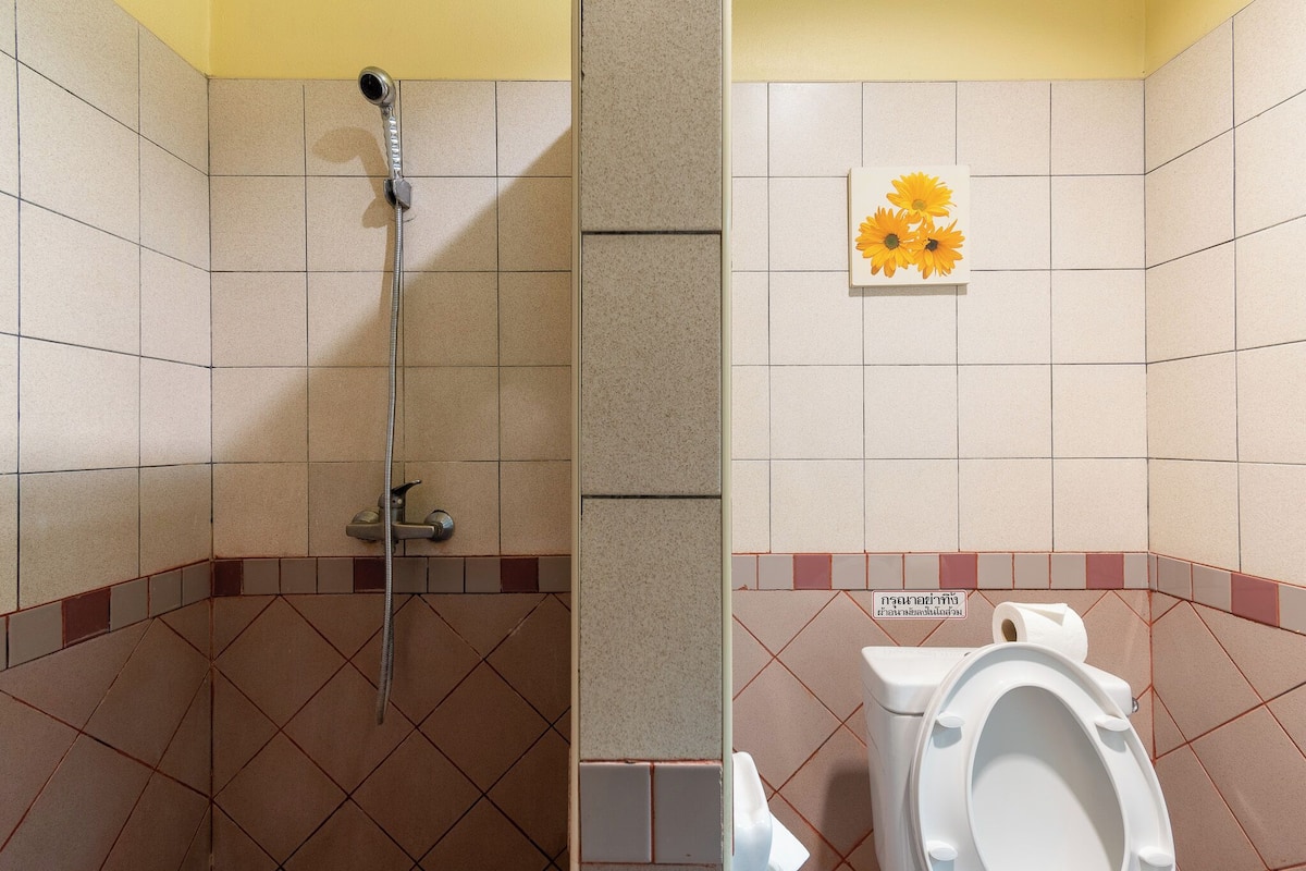 Superior Double Room | Bathroom | Shower, free toiletries, towels, shampoo