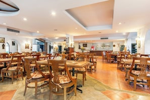 Breakfast, lunch, dinner served; Thai cuisine