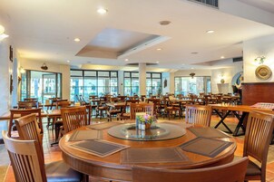 Breakfast, lunch, dinner served; Thai cuisine