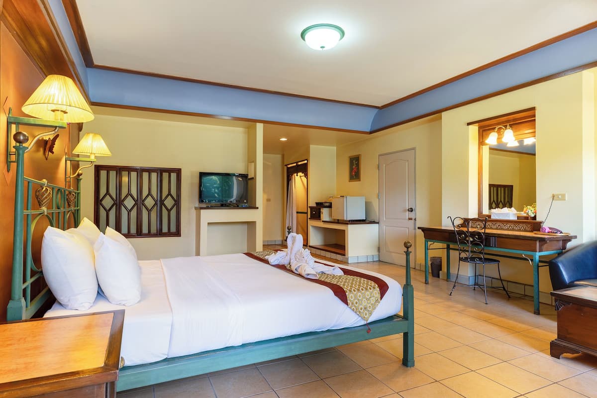 Premium Double Room | Minibar, bed sheets