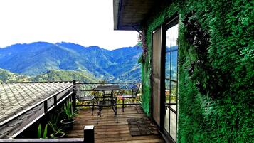 Classic Quadruple Room | Balcony