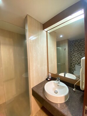 Executive Double Modern | Badezimmer | Kostenlose Toilettenartikel, Hausschuhe, Handtücher