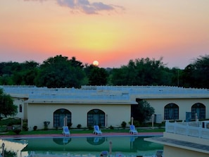 Una piscina al aire libre