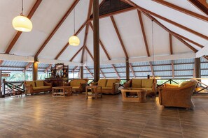 32-inch TV with cable channels - Pung-waan Resort Kanchanaburi (Sai Yok)