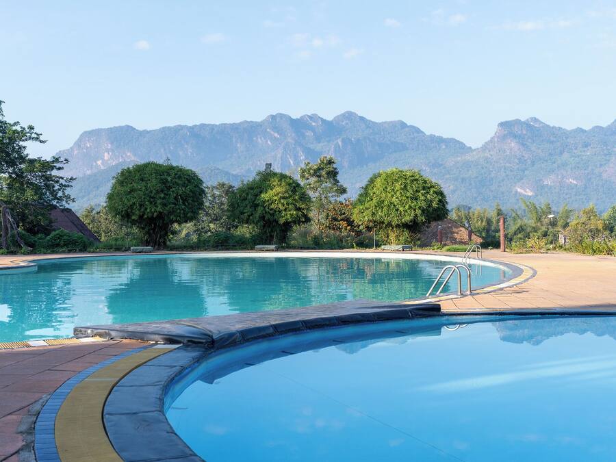 Una piscina al aire libre