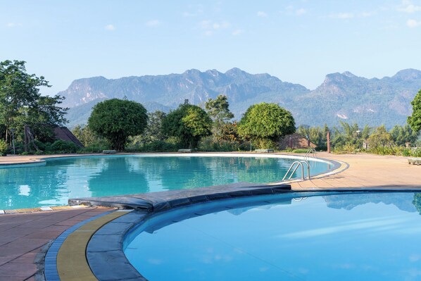 Una piscina al aire libre