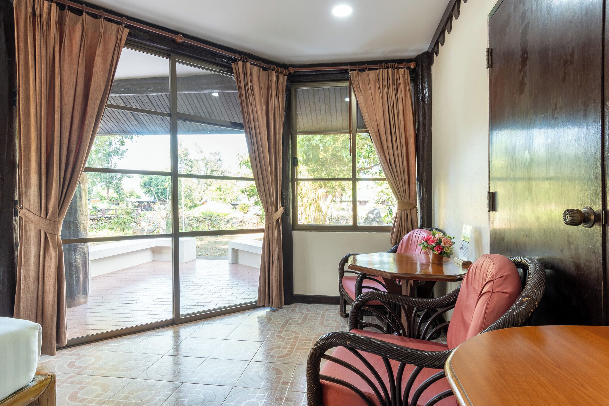 Standard Double Room | Living area | 32-inch TV with cable channels