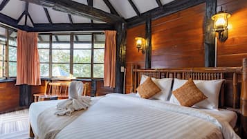 Deluxe Double Room | Minibar, desk, blackout curtains, rollaway beds