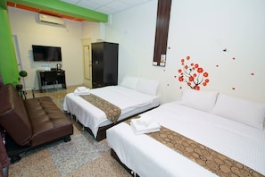 Habitaci ón cuádruple | Escritorio, insonorización, camas extra y wifi gratis 