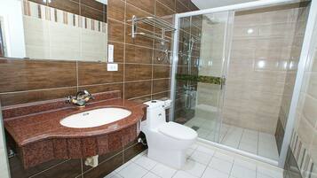 Deluxe Quadruple Room | Bathroom shower
