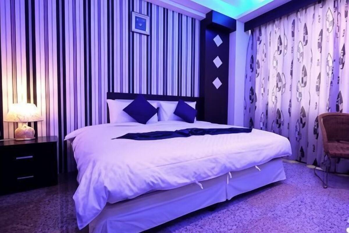 Desk, soundproofing, rollaway beds (surcharge), WiFi (free)