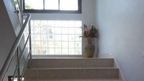 Un escalier avec des rampes en métal menant à un palier.