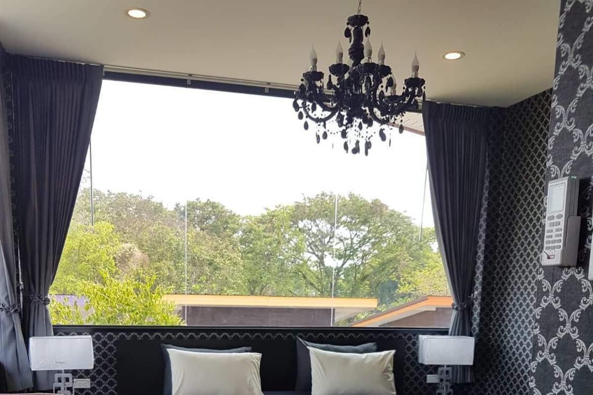 premium studio, 1 king bed, non smoking, canal view | room amenity