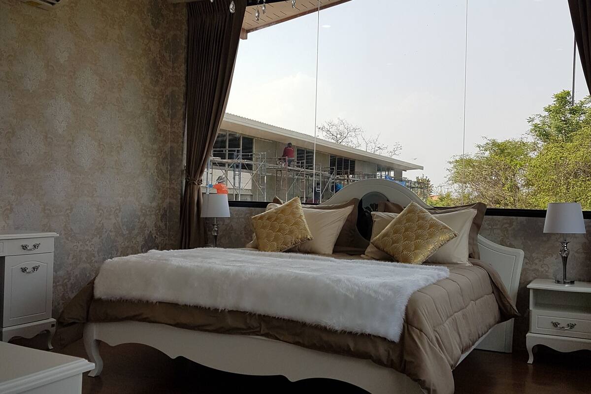 premium studio, 1 king bed, non smoking | room amenity