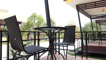 Bungalow Superior, 1 letto king, non fumatori, vista resort | Terrazza/patio