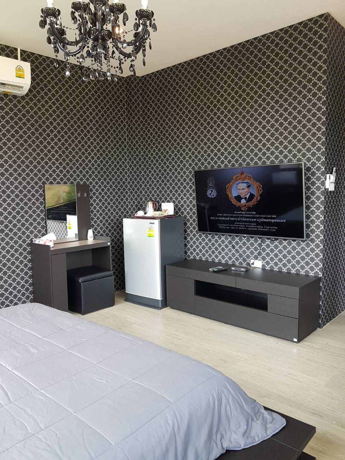 premium studio, 1 king bed, non smoking, canal view | room amenity