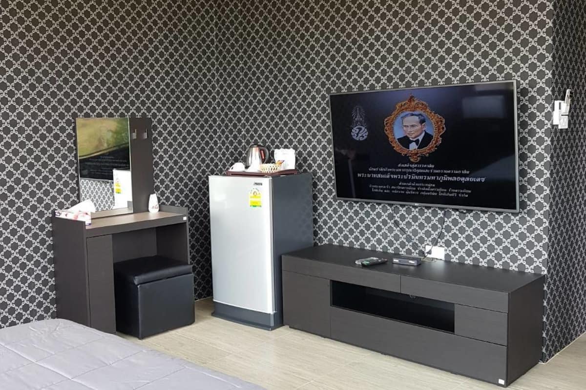 premium studio, 1 king bed, non smoking, canal view | room amenity