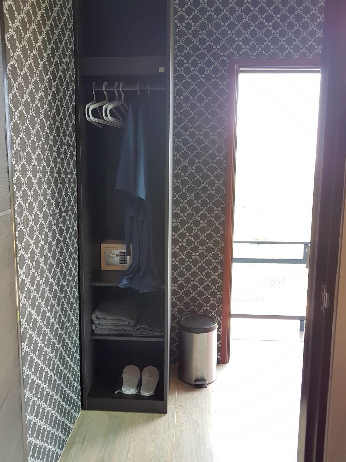 premium studio, 1 king bed, non smoking, canal view | room amenity