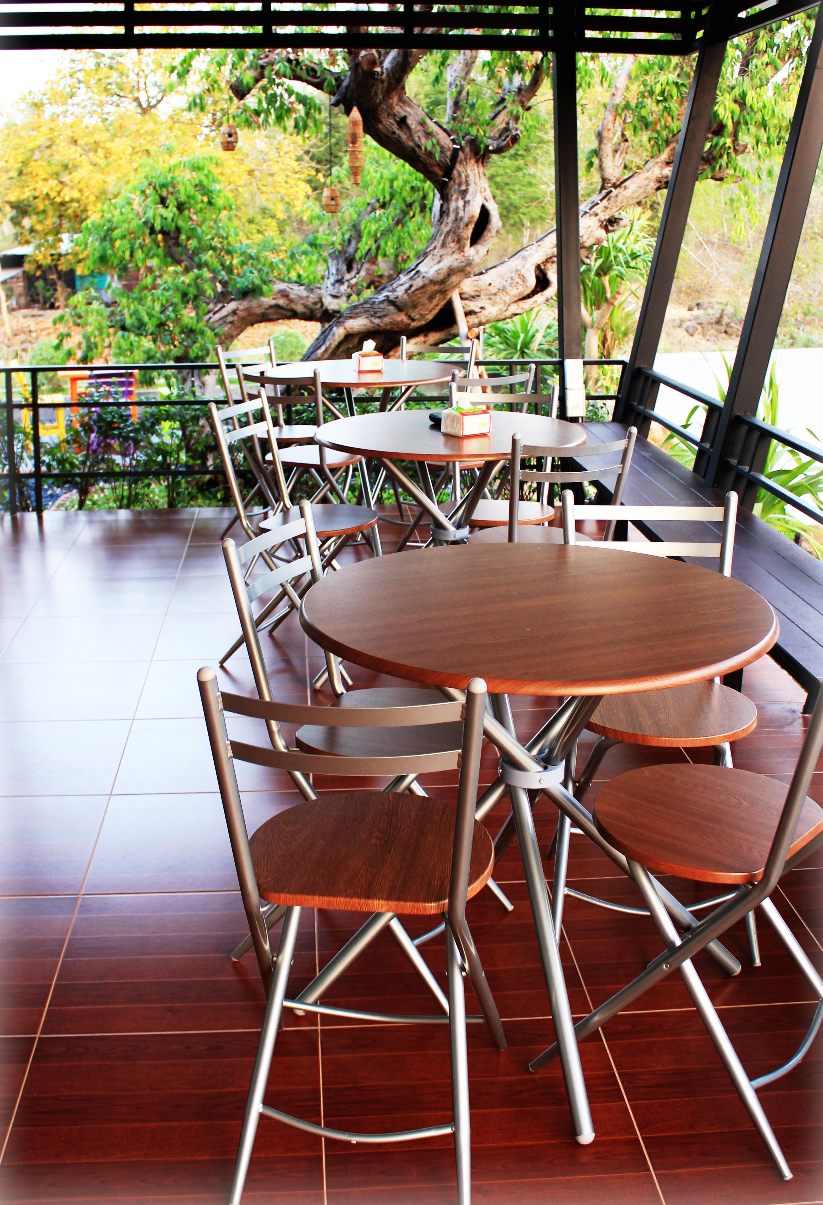 Se sirven desayunos, almuerzos y cenas; cocina tailandesa