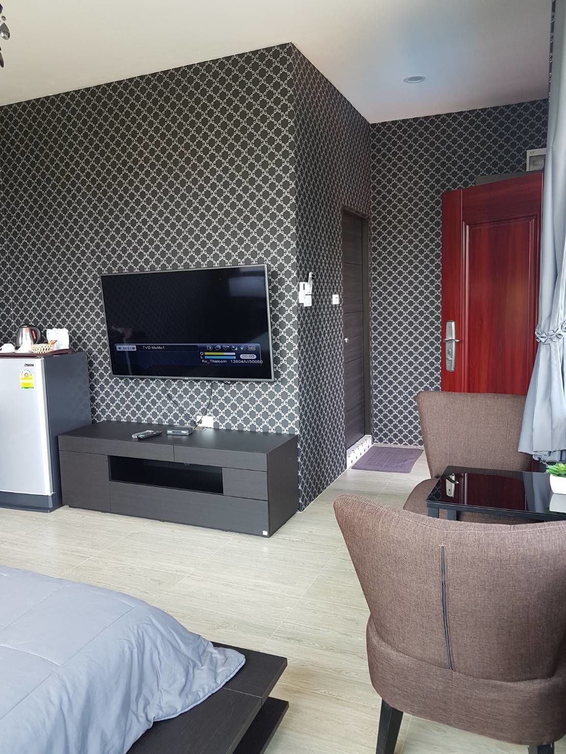 premium studio, 1 king bed, non smoking, canal view | room amenity