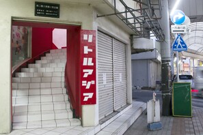 Property entrance - Little Asia – Hostel (Naha)