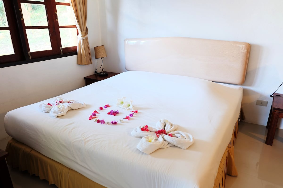 2 Bedrooms Bungalow | Una scrivania, Wi-Fi gratuito