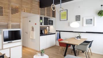 1 غرفة نوم وأغطية فراش متميزة وخزنة داخل الغرفة