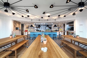 Se sirven desayunos, almuerzos y cenas; cocina internacional