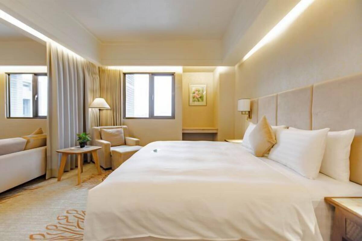1 bedroom, down comforters, minibar, desk