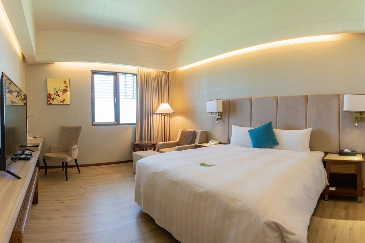 1 bedroom, down comforters, minibar, desk