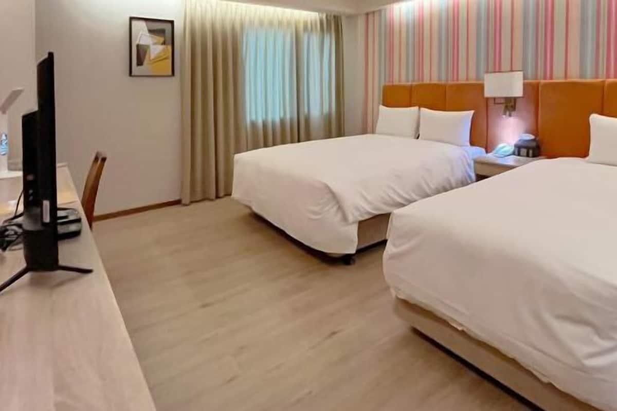 1 bedroom, down comforters, minibar, desk