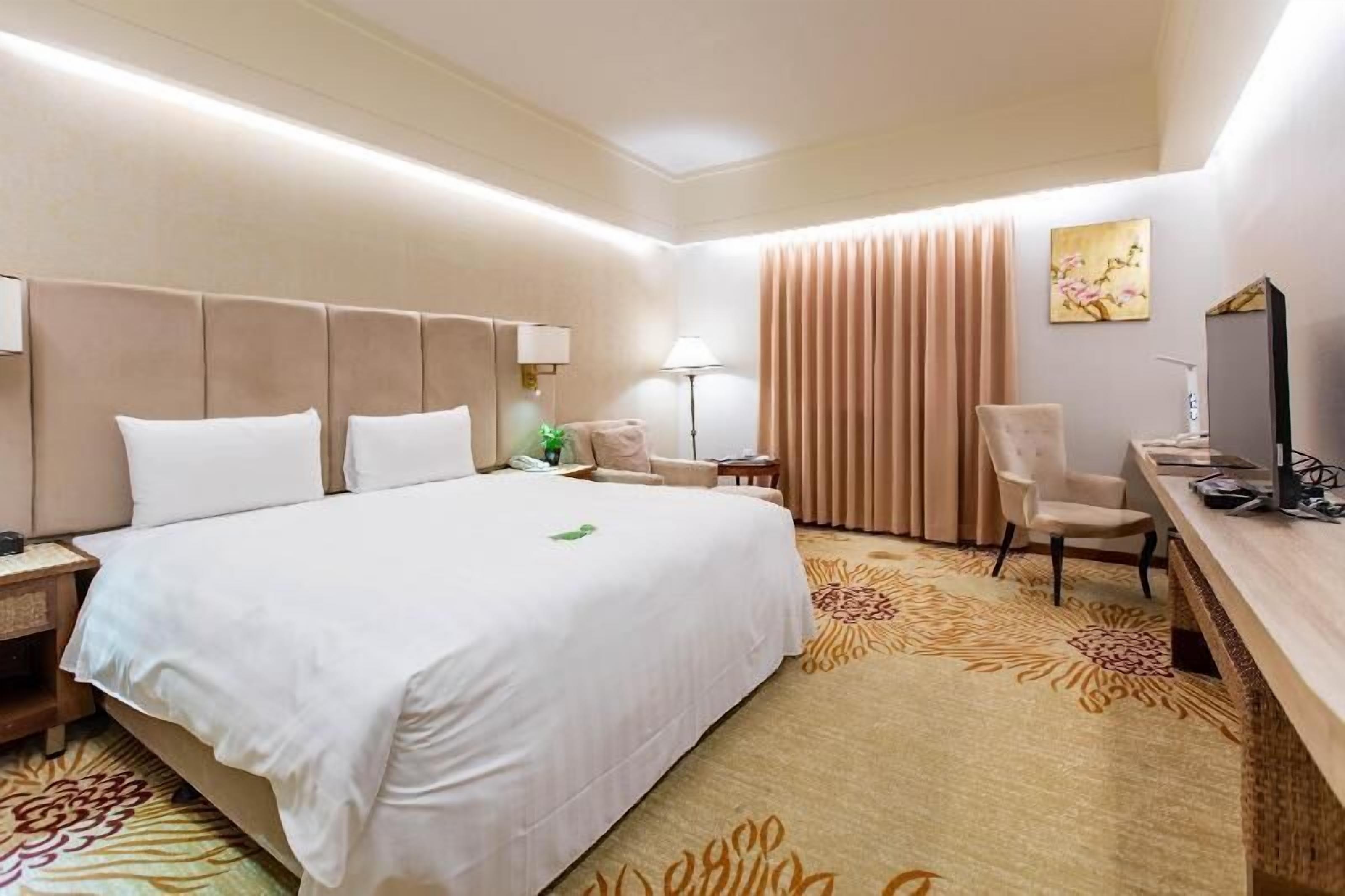 1 bedroom, down duvets, minibar, desk