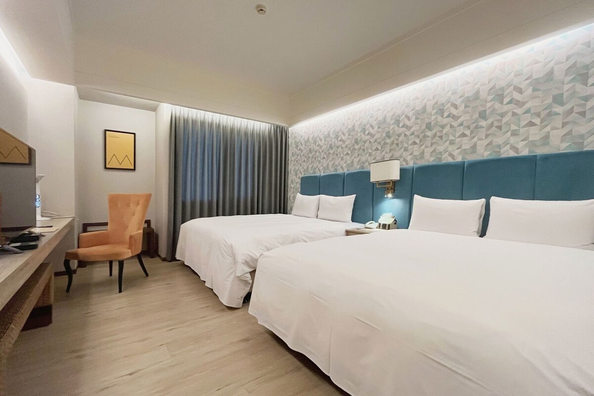 1 bedroom, down comforters, minibar, desk