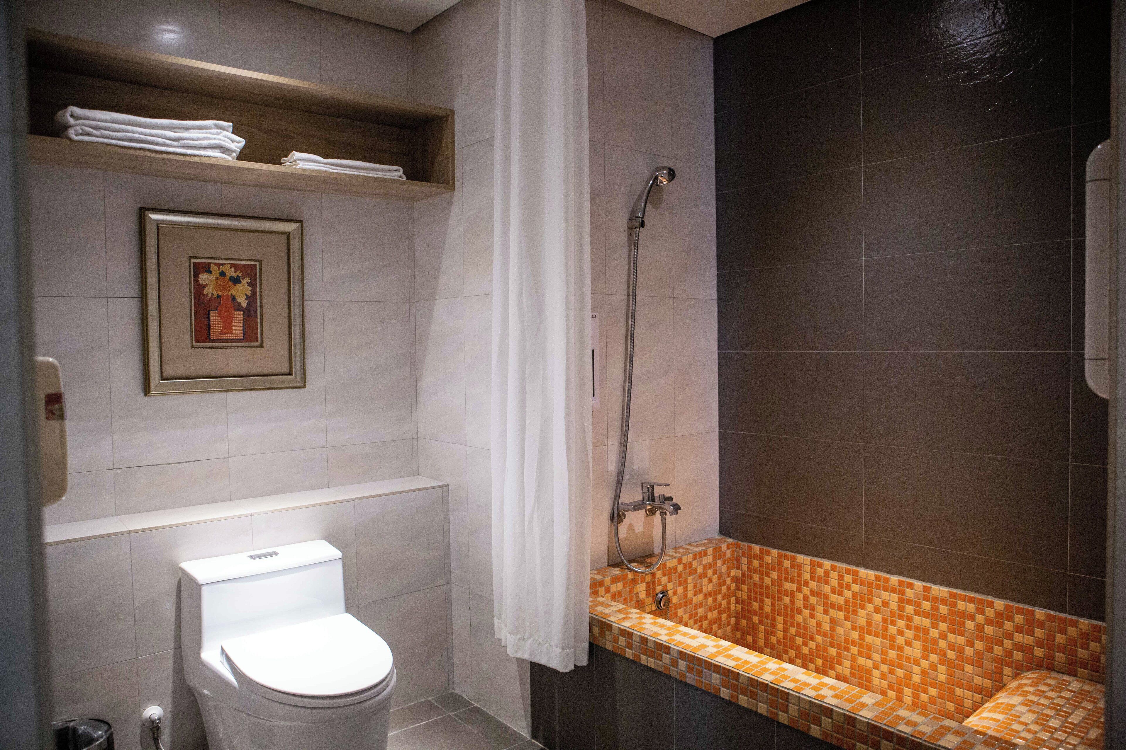 Un baño con inodoro, ducha y bañera.