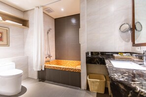 VIP Suite  | Bathroom | Combined shower/tub, hydromassage showerhead, hair dryer, slippers
