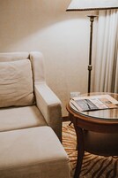 1 habitación, cubrecamas, minibar y escritorio 