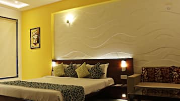 1 kamar tidur, meja kerja, kedap suara, dan setrika/meja setrika