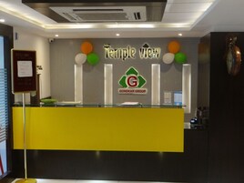 Una reception con una targa che indica "Temple View" e il logo "Gondkar Group".