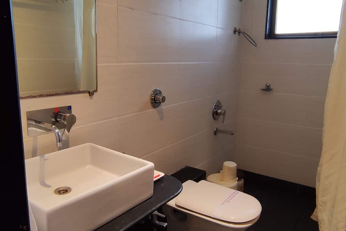superior room, 1 king bed | bathroom | shower, free toiletries, towels