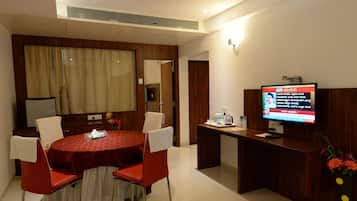 Suite | 1 kamar tidur, meja kerja, kedap suara, dan setrika/meja setrika