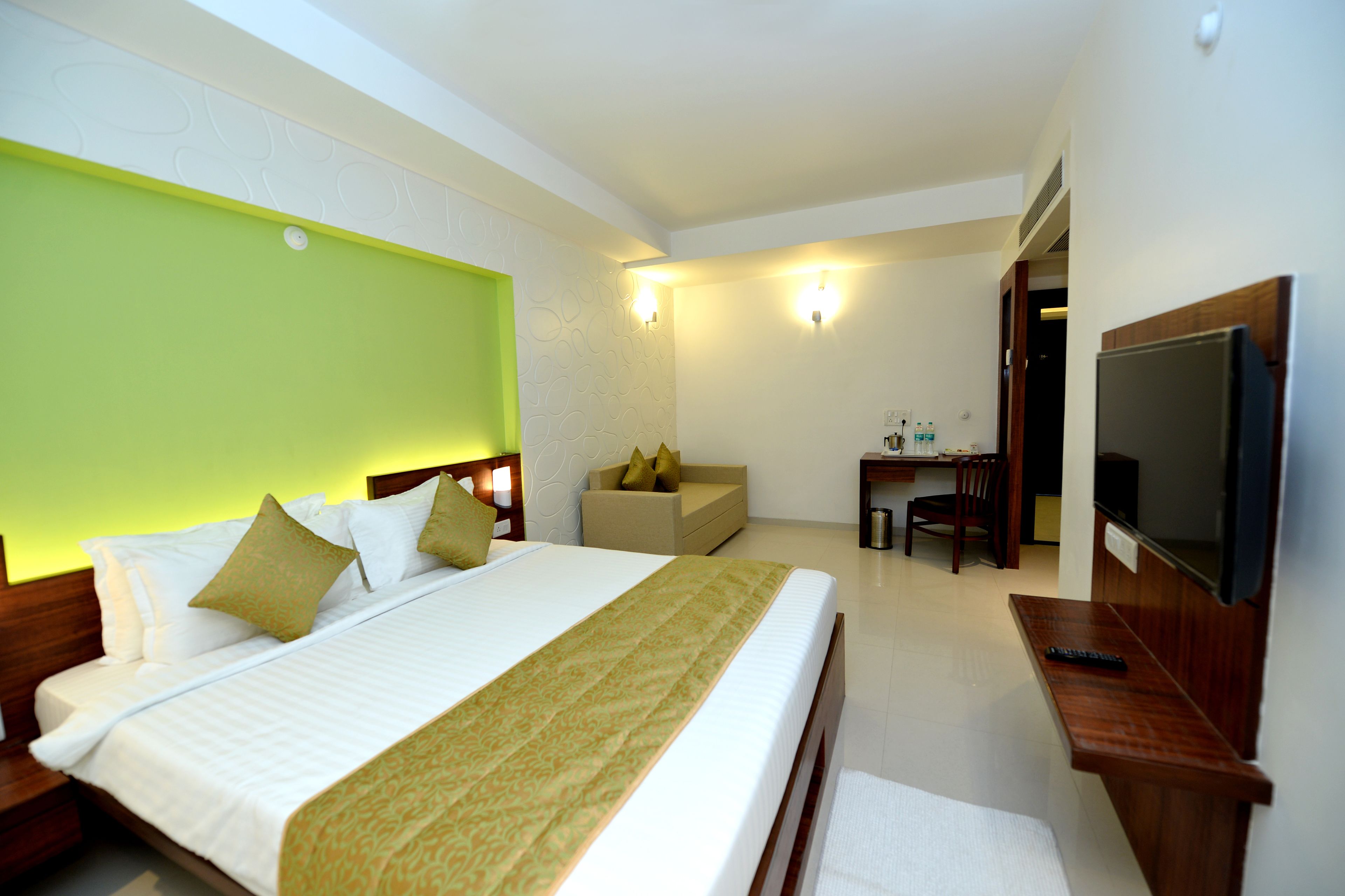deluxe double room, city view | living room | flat-screen tv
