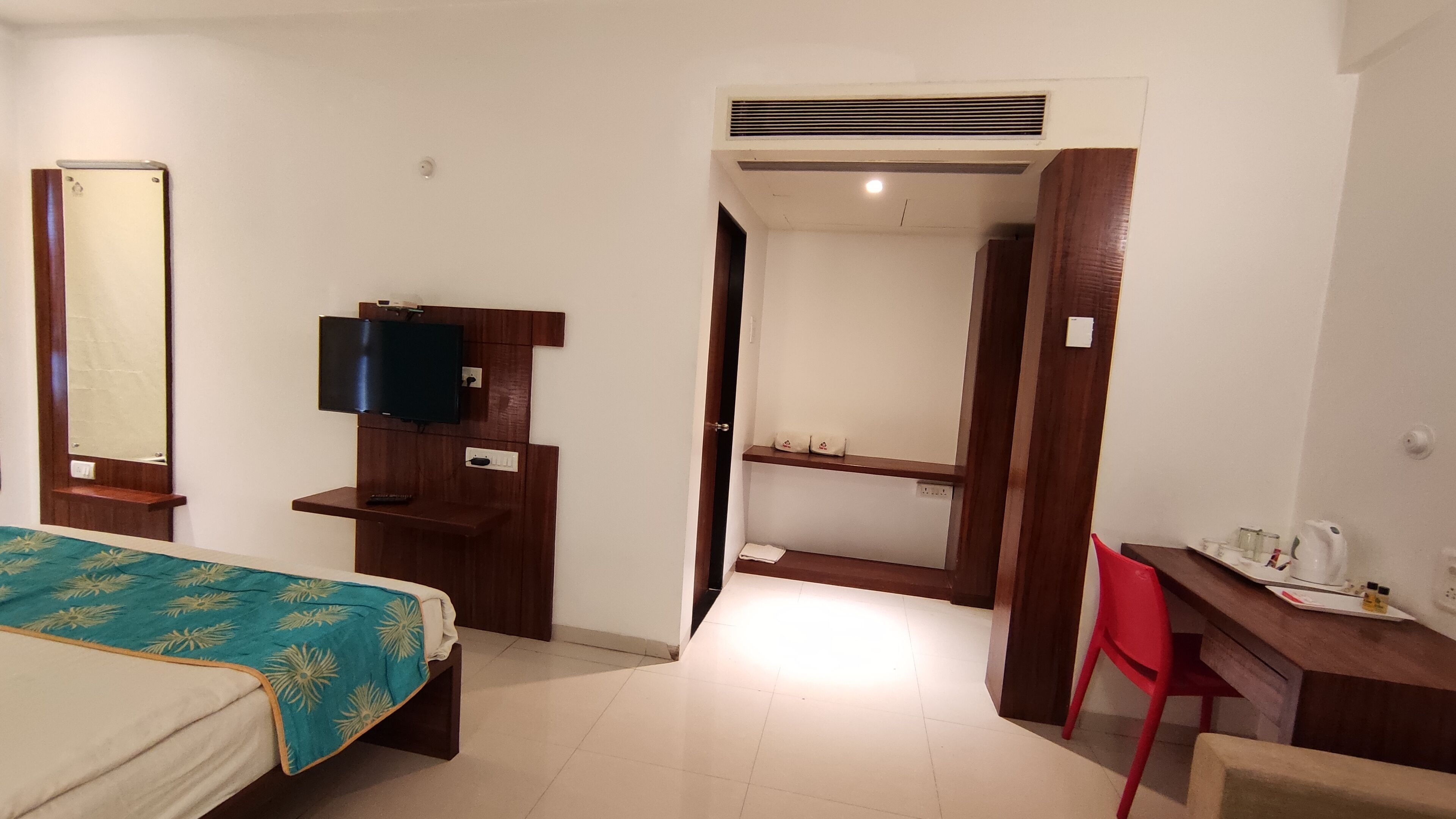 deluxe double room, city view | desk, soundproofing, iron/ironing board, free wifi